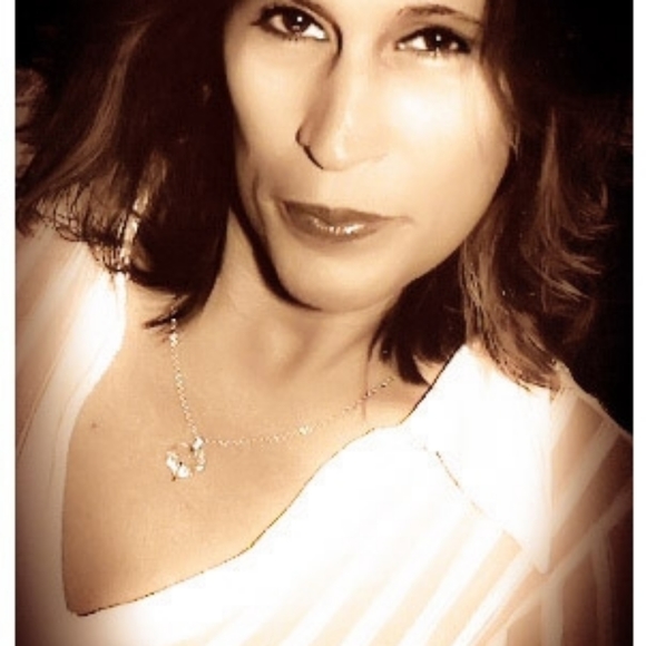 Meet your Posher, Sue - Picture 2 of 16